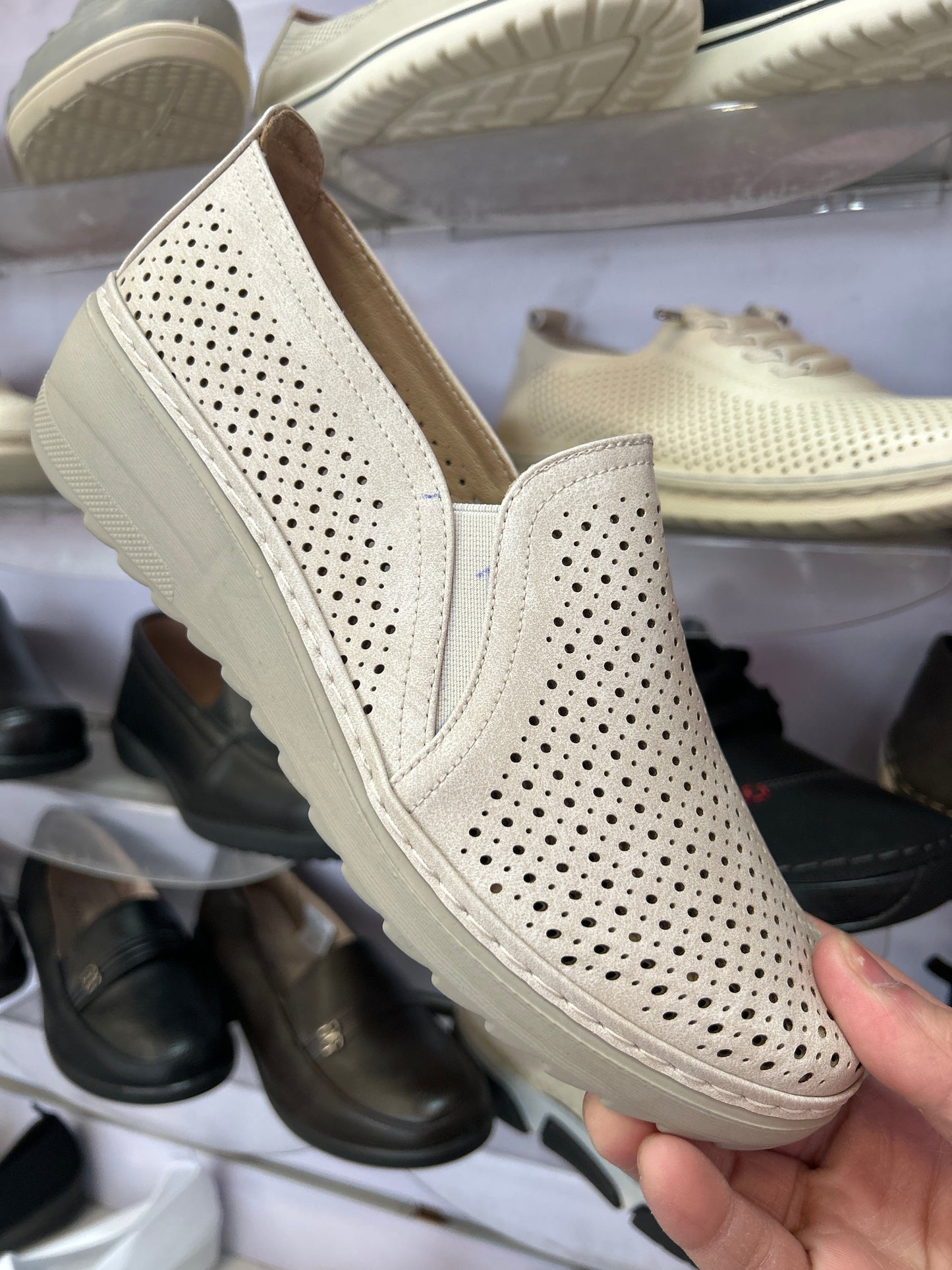 Półbuty Damskie D8601-4 (36-42,12Par)