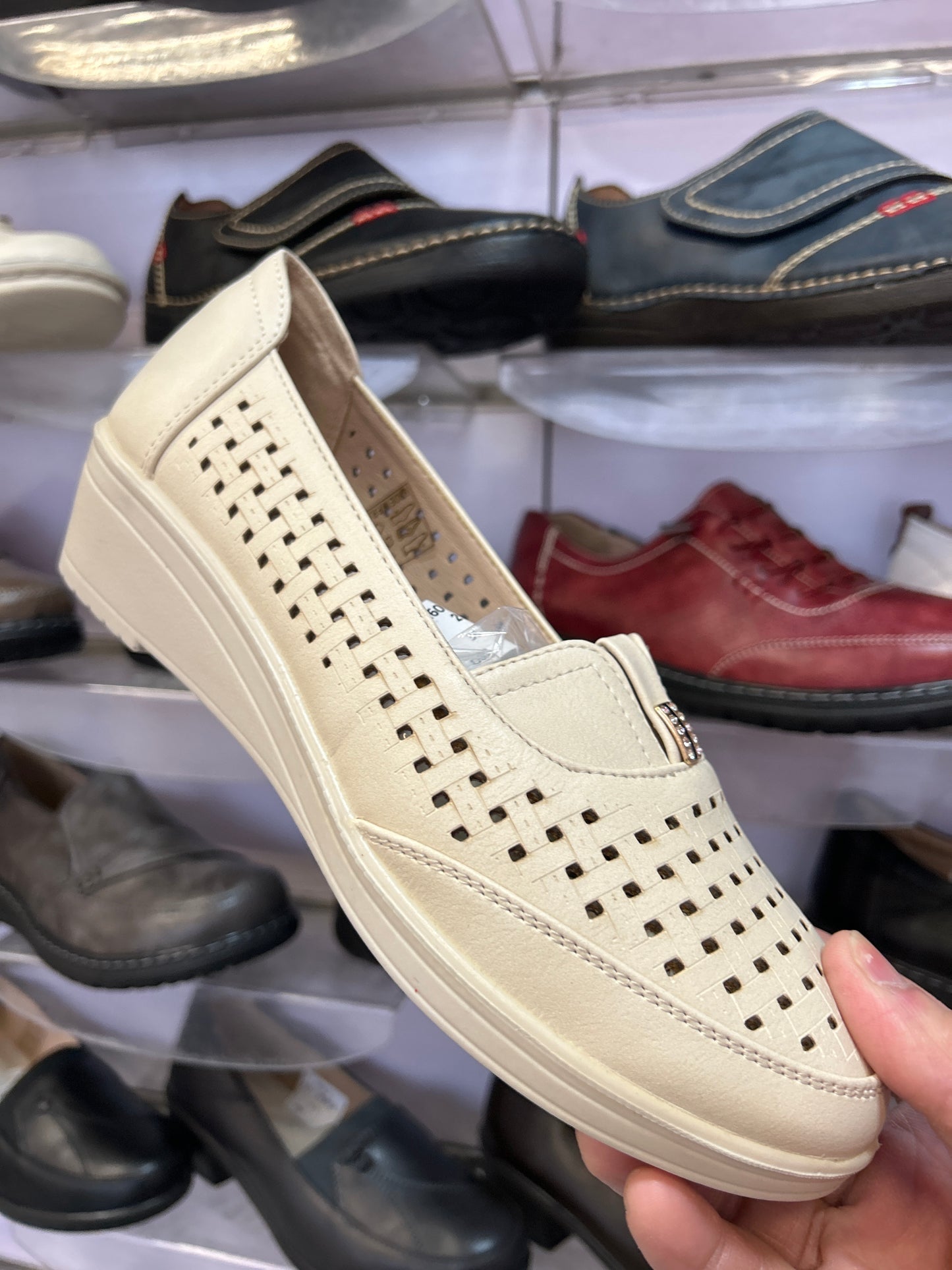 Półbuty Damskie D26017-4 (36-41,12Par)