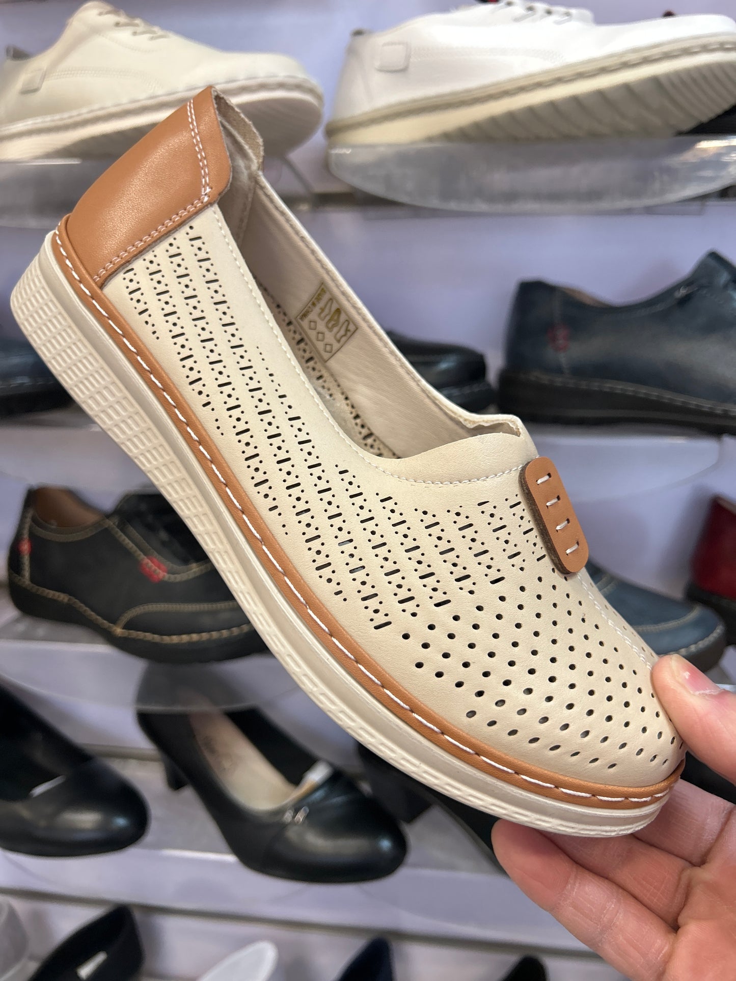 Półbuty Damskie D68-9 (36-42,12Par)