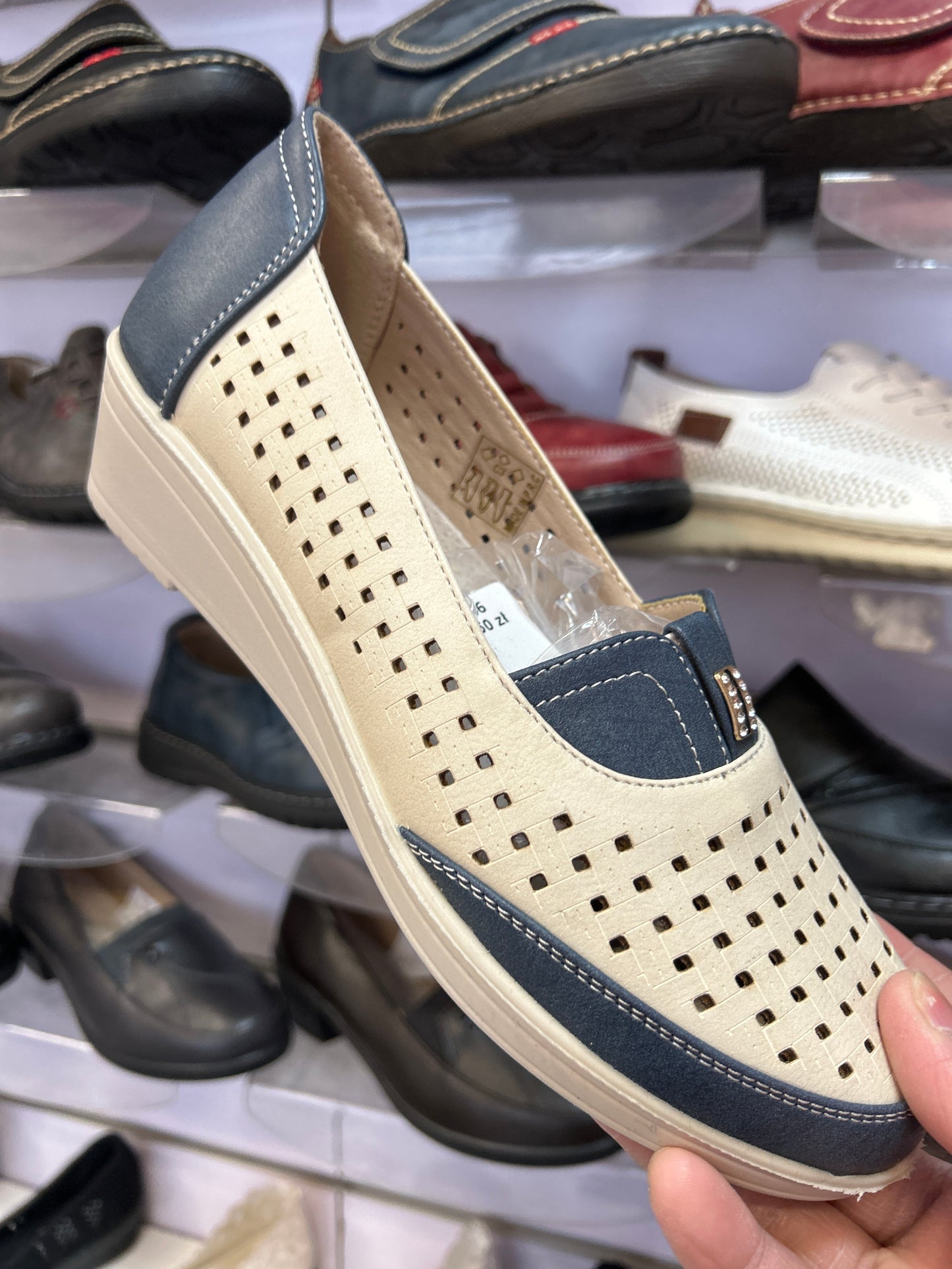 Półbuty Damskie D26017-46 (36-41,12Par)