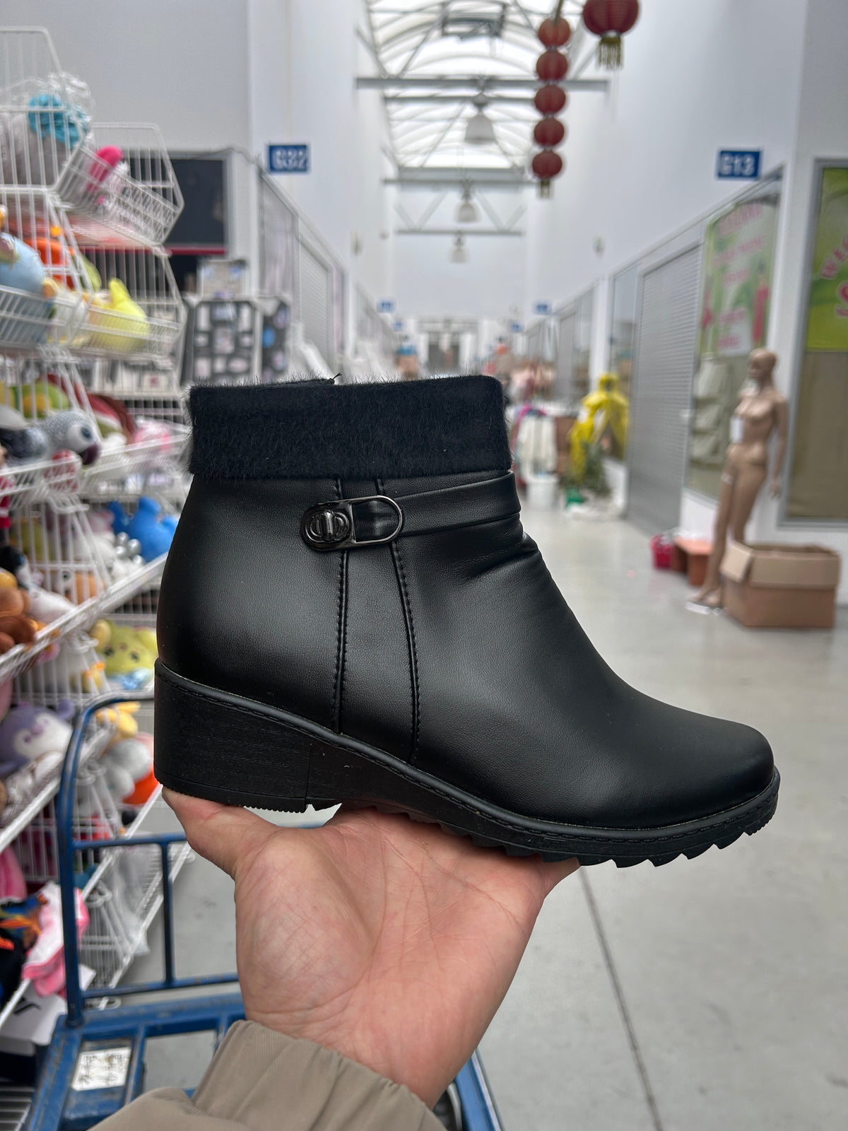 Botki damskie (37-42, 12par) D58-1 BLACK